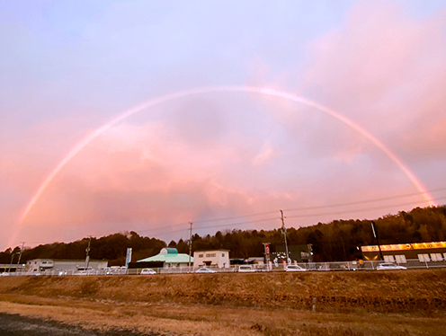 新春を彩る夕虹(薬師地先)  撮影者：町内在住 リオナ 2023年1月3日撮影