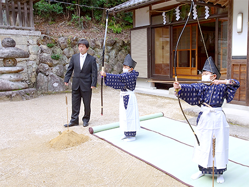 受け継がれる竜王町の伝統行事 弓神事[弓始め式](七里 石部神社)  撮影者：町内在住 ちくわ大明神 2023年1月7日撮影