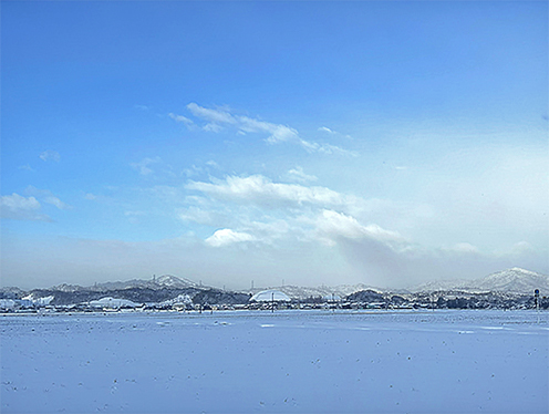 雪の朝、雪原の向こうにドラゴンハットと鏡山(小口地先)&nbsp;&nbsp;撮影者：広報担当&nbsp;2026年2月9日撮影