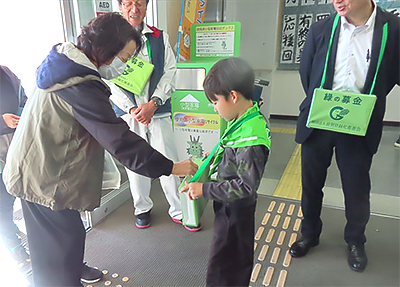 街頭募金のようす