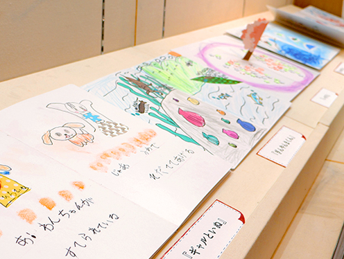 世界にたった一つの親子手作り絵本の展示です(竜王町立図書館)&nbsp;&nbsp;撮影者：広報担当&nbsp;2026年8月5日撮影