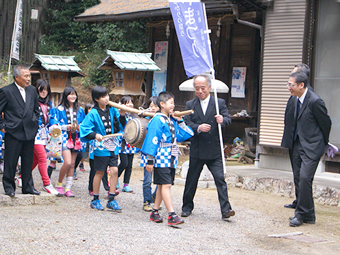 源義経を偲び、長老と子どもたちによって行われる「とがらい祭り」(鏡神社)撮影者:写真クラブ竜王2015年012月13日撮影