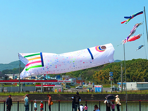 みんなの手形のうろこをまとって空に舞うジャンボこいのぼり(道の駅アグリパーク竜王「巨大こいのぼり作り」)撮影者:竜王町 広報担当2016年5月01日撮影