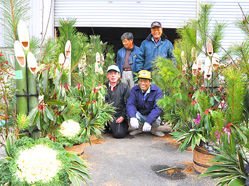 年末恒例！シルバー人材センターの門松作り(岡屋構造改善センター)撮影者:竜王町 広報担当2016年12月26日撮影